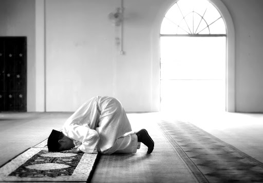Memperkuat Kualitas Shalat Sebagai Rukun Utama Agama